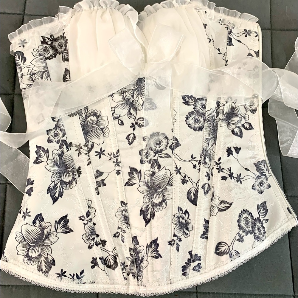 Shimmery White Flower Detail Ribbed Corset